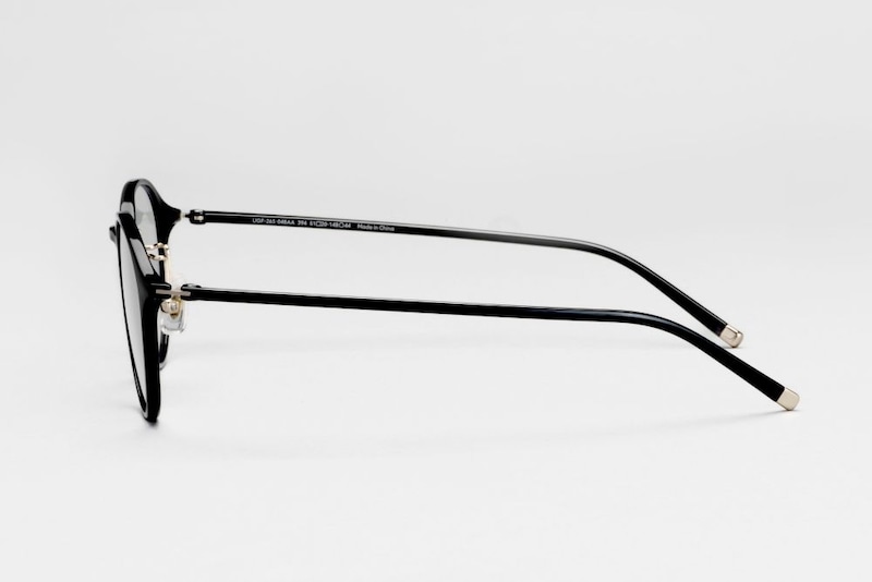 テンプルのラバーをなくし、異素材感を排除した「シームレスな美しさ」