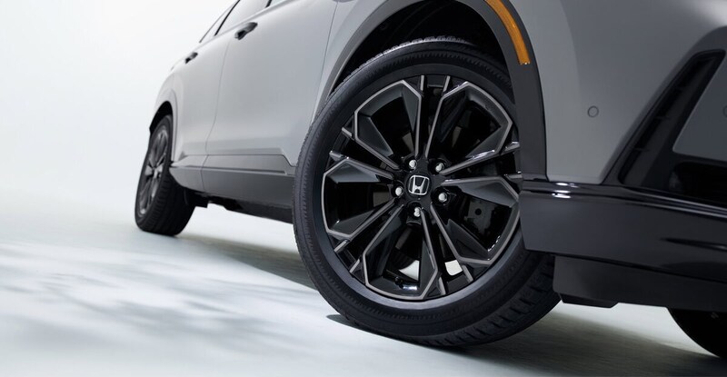 「e:HEV RSブラックエディション」は内外装を精悍なブラックで統一。ノイズリデューシング・アルミホイールとなる