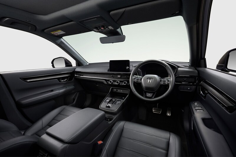 「e:HEV RSブラックエディション」はヘッドアップディスプレー、電動パノラミックサンルーフ、運転席&助手席シートベンチレーションを装備