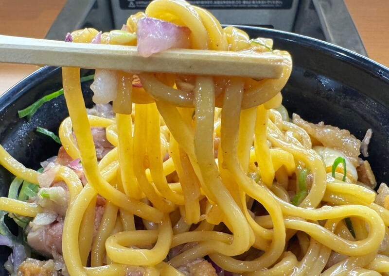 にんにくのトリプルパンチがヤバすぎ！？くら寿司藤原系第3弾「にんにくMAXまぜそば」を正直レポ。前回と比較して見えた実力とは？