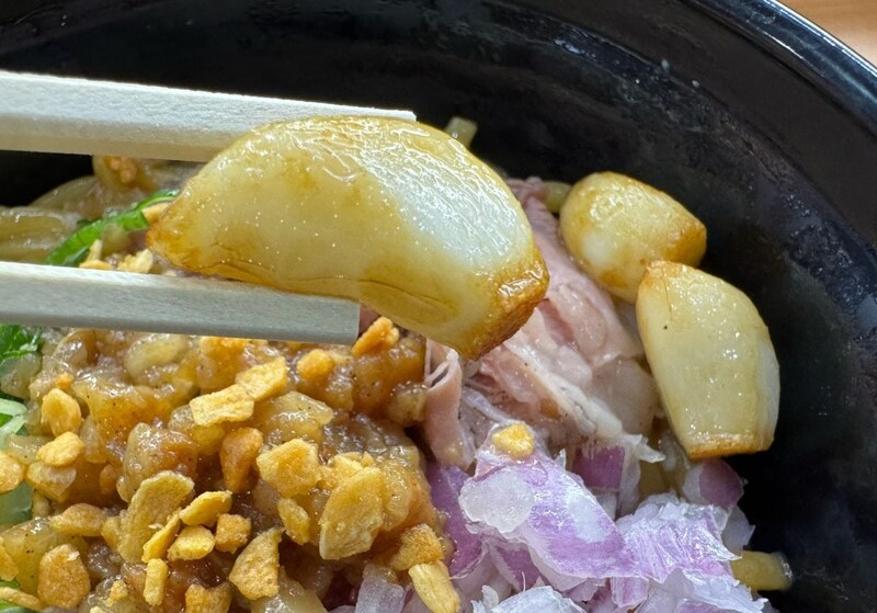 揚げニンニクは3粒ほど入っており、ほくほくとした食感が玉ねぎのシャキシャキ食感ともバランスがとれていて◎