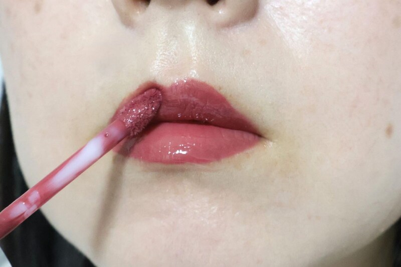 「おっドろきのワンデイリップ」のカラーを塗るところ