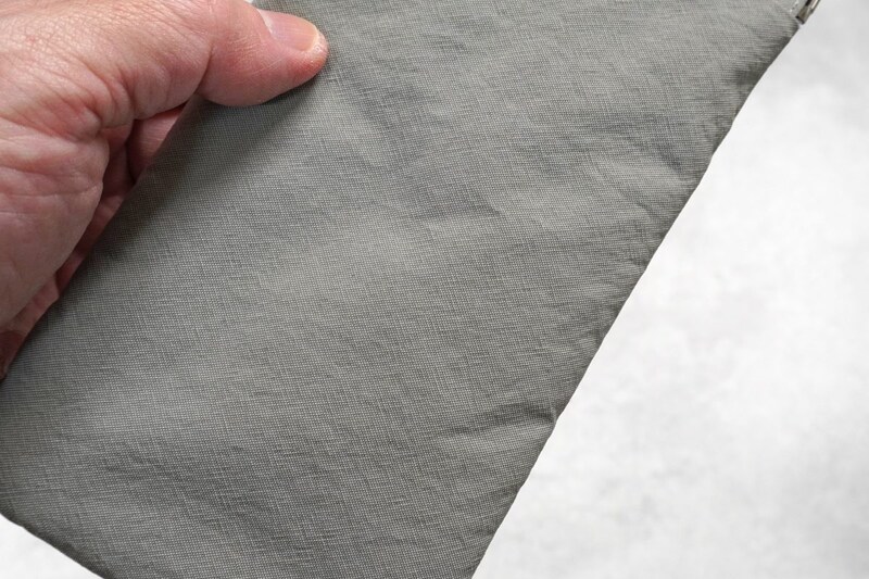 無印良品「リンクルナイロン 片手で開くフラットポーチ」は風合いがいい