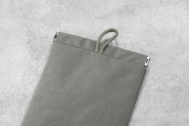 無印良品「リンクルナイロン 片手で開くフラットポーチ」の開口部