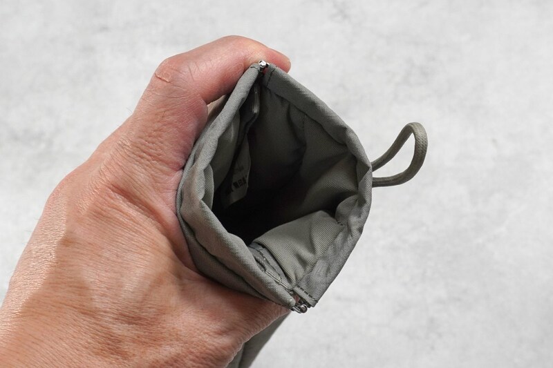 無印良品「リンクルナイロン 片手で開くフラットポーチ」はばね口で開く