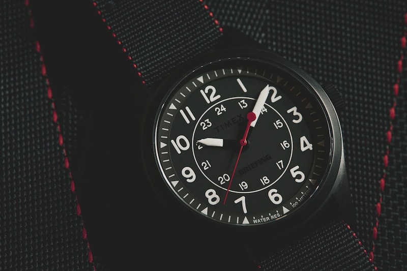 【完売必至!? 】約10年ぶり！「タイメックス×ブリーフィング」コラボ時計が最高に無骨でカッコいい