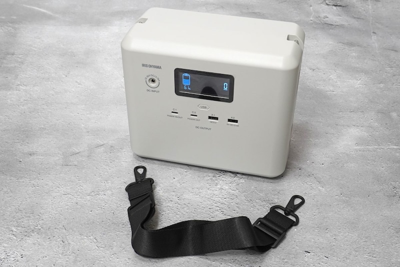 【小型ポータブル電源の決定版】アイリスオーヤマの“3.4kg”肩掛けモデルが優秀！3万円台で過去最強レベルの携帯性を徹底レビュー