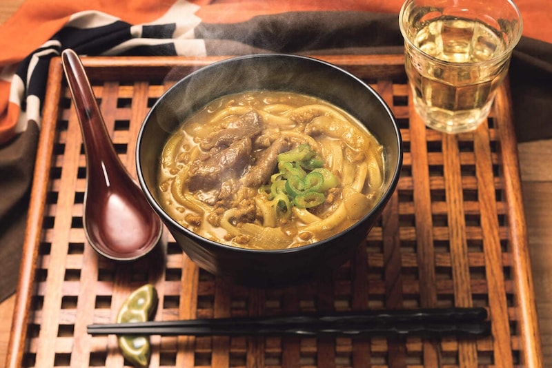 日清食品　冷凍 完全メシ DELI 和風だしがきいた牛カレーうどん