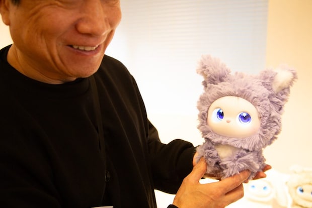 「iMoochi」は日本市場限定のモリン（茶色）をはじめ、ホパミ（白）、シノミ（グレー）、モゴゴ（紫）、ミミウ（ピンク）といった5つのふわもこキャラクターがいます