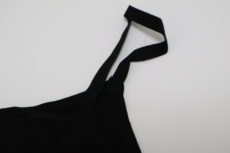 キャミソールタイプは紐がチープなのが残念