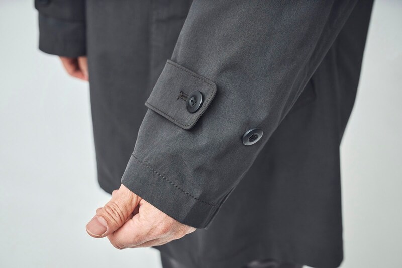 袖口を調節するベルトも装備