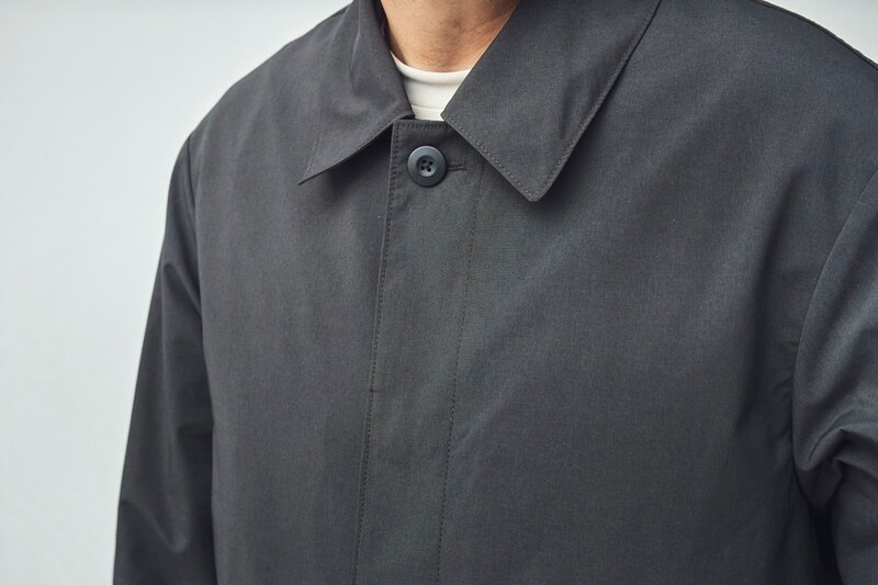 均整の取れた襟元やスッと収まる胸元