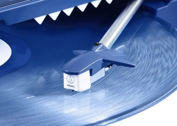 【大人のタイパ疲れに】盤面をサメが泳ぐ!? 名作レコード機の進化系「SHARK BURGER」は音も誕生秘話も感動モノだった！
