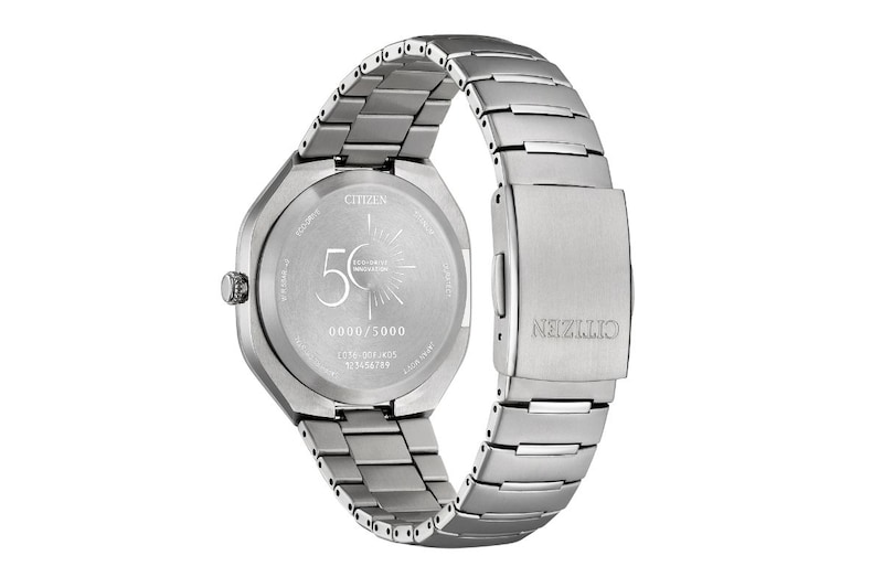 ケースとバンドは軽量で耐傷性に優れたスーパーチタニウムTM