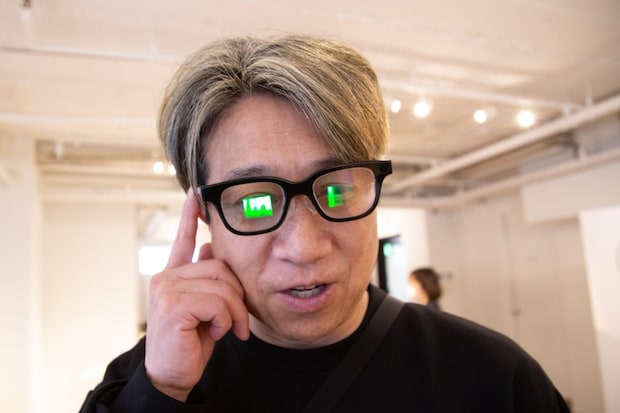 紙の資料を手に持たず、すごい演説をブチ撒けられるカンニング装置が自分のメガネに備わったら、どうなっちゃうと思います？