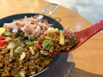 【理性をぶっ飛ばす炭水化物】丸亀製麺が放つ“本能解放”グルメ！熱々鉄板で味わう「うどんメシ」がクレイジーすぎた