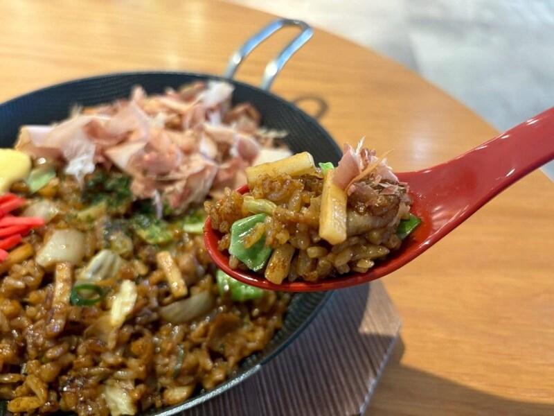 【理性をぶっ飛ばす炭水化物】丸亀製麺が放つ“本能解放”グルメ！熱々鉄板で味わう「うどんメシ」がクレイジーすぎた
