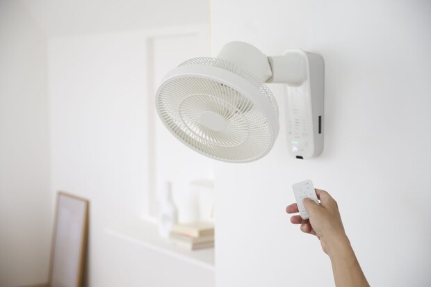 【昨年完売した省スぺ扇風機】シロカの壁掛け扇風機が今年も発売！「消灯モード」を新たに追加