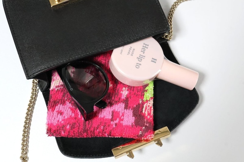 ミニバッグでも持ち歩ける薄さとサイズ