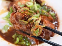 【業務スーパーの神惣菜】トロトロすぎ！「常備必須の角煮＆煮豚」がご飯ドロボー確定だった…3種を食べ比べレビュー
