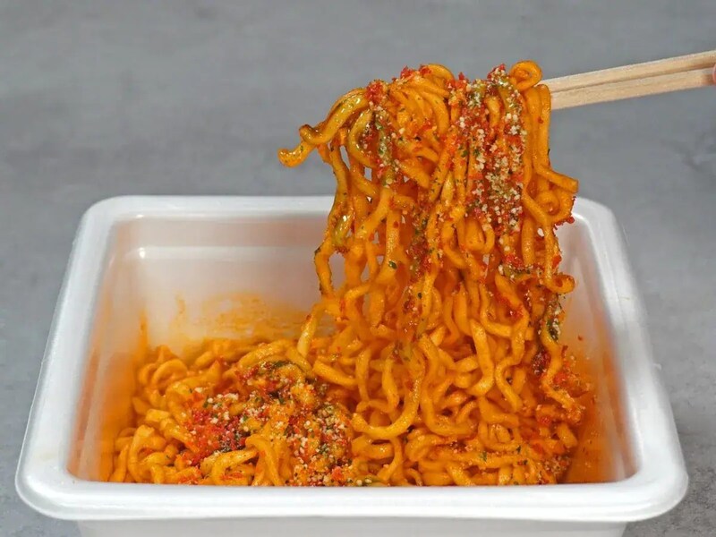 第2位　【激うま！カップ焼きそば】ピザハットに男梅まで!? “完成度高すぎコラボ”最新ベスト3「1位はホンモノすぎて脳バグるマルゲリータ」