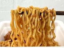 即席麺マニアがガチ採点“星5レベル”の汁なしカップ麺、「脳がバグる」人気ブランドが本気を出した最新コラボ…ほか【カップ焼きそばの人気記事ランキングベスト3】（2026年3月版）
