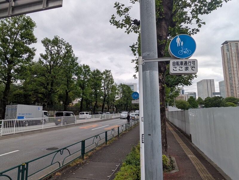 歩道通行可の標識のゾーンでは、右側通行が可能なのだ