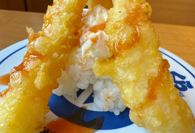 味の決め手は、たっぷりとかけられたコクのあるエビマヨと赤ユッケダレ