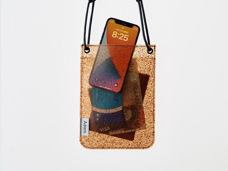 スマホやカード、お金までを難なく収めることができ、パスポートにも対応しているので旅先の現地バッグとしても使えそう