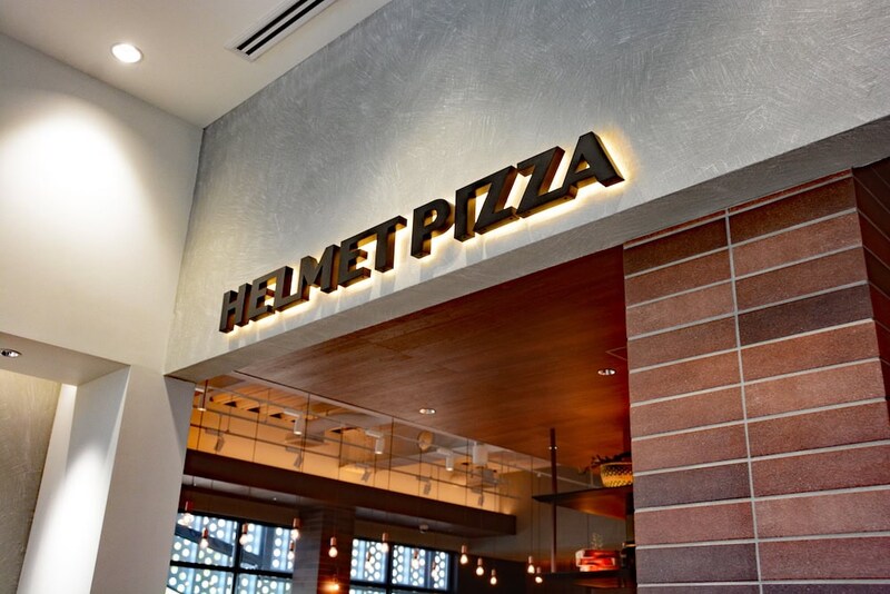 SHOEIが初めて手がけた飲食店「HELMET PIZZA」