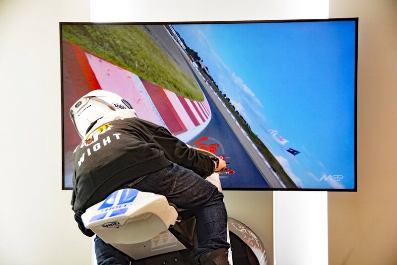 映像に合わせて車体がバンクし、ブレーキや加速も体感できるサーキットレーシングシミュレーター