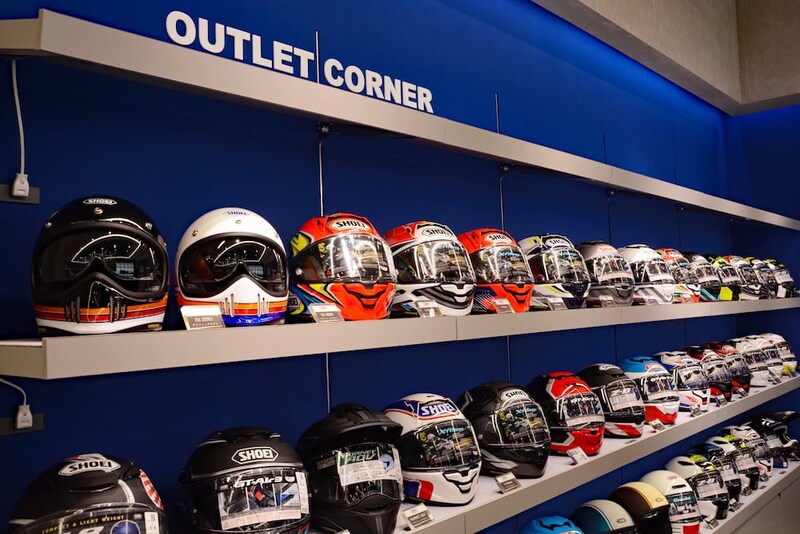 「SHOEIギャラリーHELMET PARK」だけにある「アウトレットコーナー」はライダー必見！