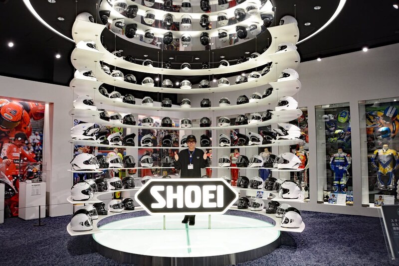 SHOEIの様々なヘルメットに囲まれて写真を撮ることができる”映える”フォトスポット