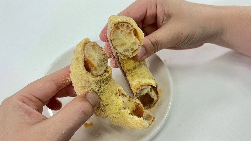 軽やかな口当たりのドーナツ生地に、ミスタードーナツオリジナルのバター液をつけてフライ