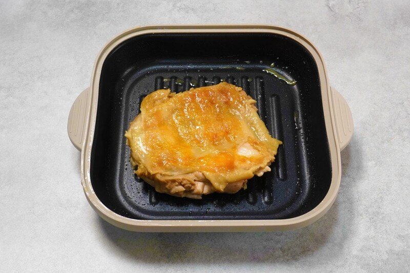 ニトリ「レンジで両面焼き目がつく レンジグリル」で鶏もも肉を焼いた。きっちり焼き目がつく