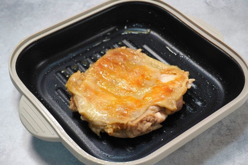 ニトリ「レンジで両面焼き目がつく レンジグリル」で鶏もも肉を焼く。両面こんがり