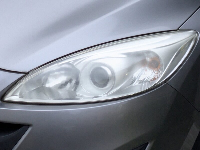 ヘッドライトが曇っているクルマ。次の車検には通らないかもしれない!?