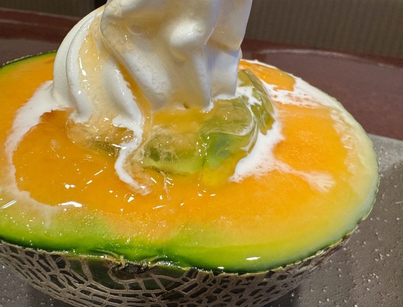 ずっしりと重みのある半玉メロンの中央には、夢庵自慢の北海道濃厚ソフトと、爽やかなアンデスメロンゼリーがイン