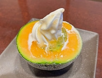 【メロン半玉の暴力】夢庵で昨年20万食超えの大ヒット！贅沢過ぎるサンデー＆はみ出す大福…「至福のメロンスイーツ」を実食レビュー