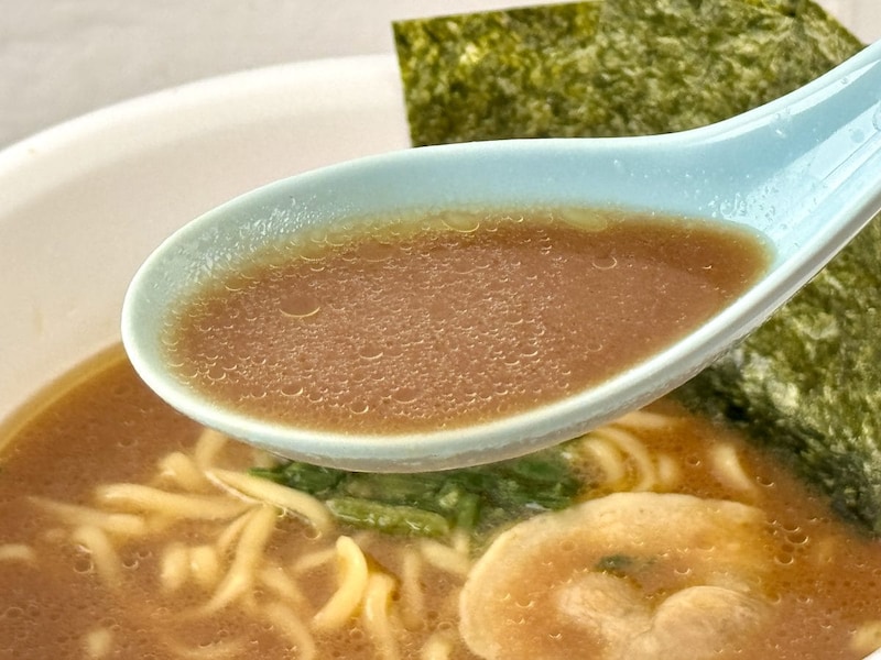 ローソン×明星食品
横浜家系総本山 吉村家 豚骨醤油ラーメン／実食してみると、スープを一口すすった瞬間に「あ、家系だ！」という感動があります。豚骨の旨みが確実に先に飛び込んでくる後に醤油のキレと香りが口内にガツンとくる