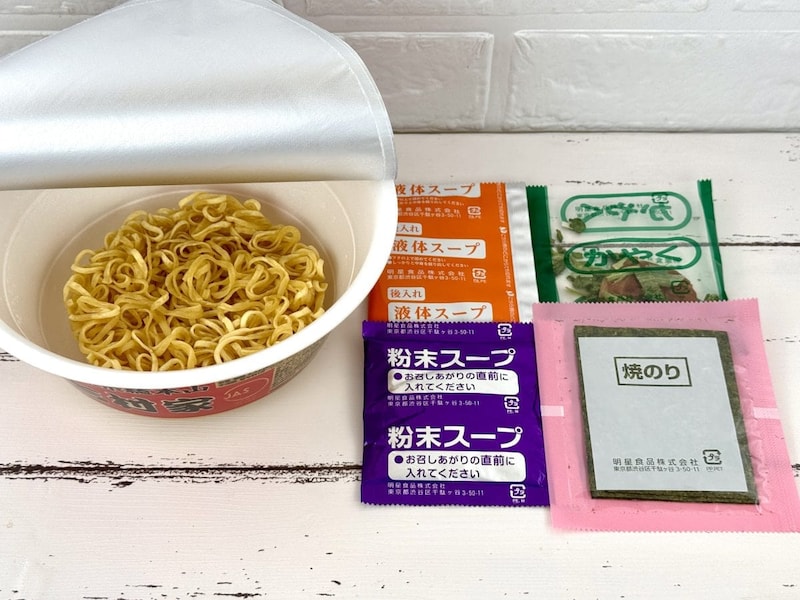 ローソン×明星食品
横浜家系総本山 吉村家 豚骨醤油ラーメン／結論から申し上げると家系ラーメンファンにはたまらない一杯