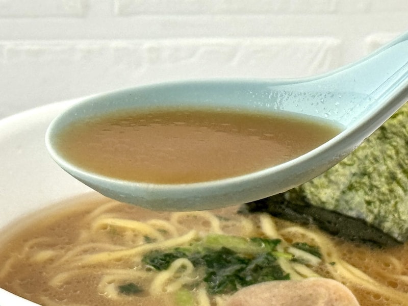 日清食品
ラーメン山岡家 醤油ラーメン／実店舗ほどの強烈さではないものの、カップ麺としてはかなり踏み込んだ再現度です。スープは濃厚ながら飲みやすく、麺とのバランスも良好