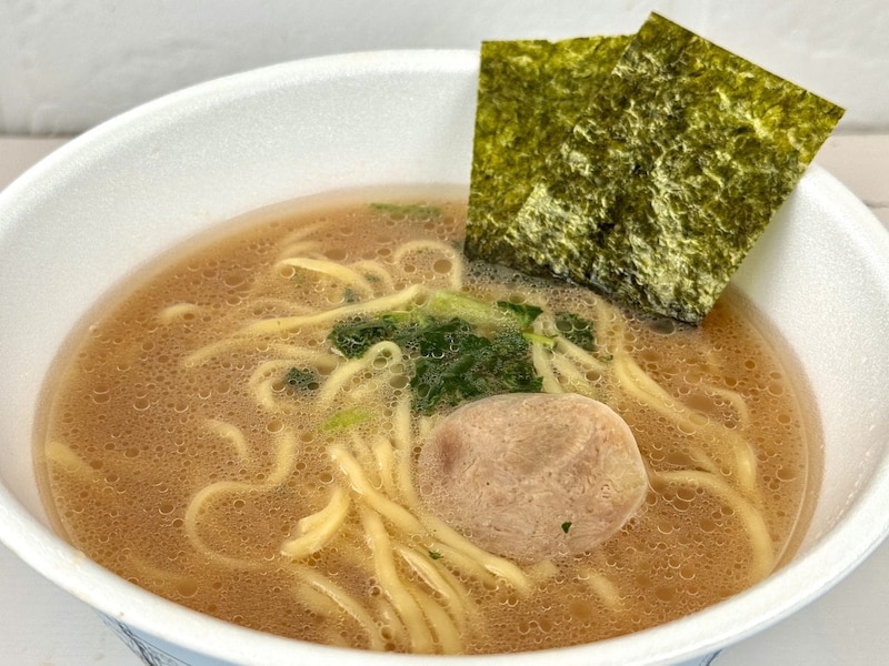 日清食品
ラーメン山岡家 醤油ラーメン／スープは豚骨の旨みをベースに醤油のコクとキレをきかせた濃厚な仕上がりで、口に入れた瞬間の「ガツン感」はカップ麺の常識を超えています。具材はチャーシュー、ホウレンソウ、のりという王道構成