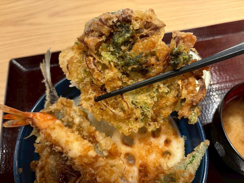 丼の後方にドドンと構えているのは、富山県産の「ほたるいか」と三重県産の「あおさ海苔」を使用した磯の香り豊かなかき揚げ