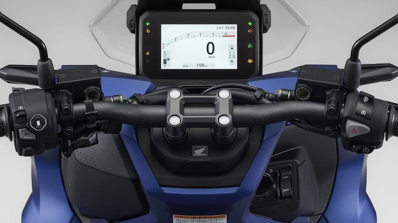 【最強の軽二輪スクーター】ホンダ「ADV160」2026年版はここが進化した!街乗りからツーリングまでこなす最新モデルを徹底解説