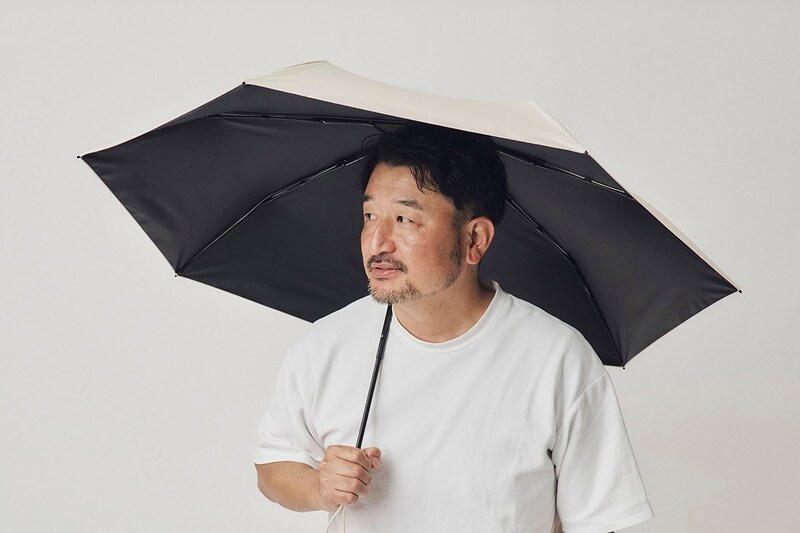 【ユニクロの“移動できる日陰”】日傘男子を定着させる!?「2,990円の晴雨兼用傘」は猛暑を生き抜くサバイバルギアだ!/No.1モノ雑誌編集長のお墨付き『コレ買いです』Vol.160