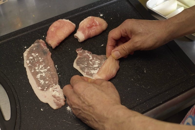 WBC新たま肉巻き」のレシピ１　新たまねぎを切って豚肉を巻く
