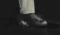 【最強の通勤スニーカー】GORE-TEX搭載も！革靴の品格×極上の快適性で雨を制する“黒×防水”のオーセンティック系3傑を徹底解説