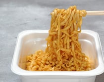 【ガチうまい新作カップ麺】夜食に食べたい「そば・うどん」ベスト3杯「1位は奇跡ポテチコラボのマルちゃん」