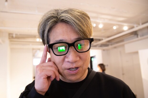 紙の資料を手に持たず、すごい演説をブチ撒けられるカンニング装置が自分のメガネに備わったら、どうなっちゃうと思います？